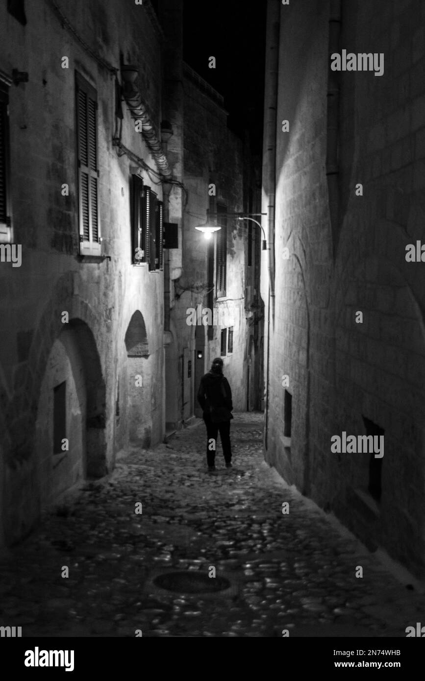 Une personne marchant dans une ruelle étroite la nuit, le sud de l'Italie Banque D'Images