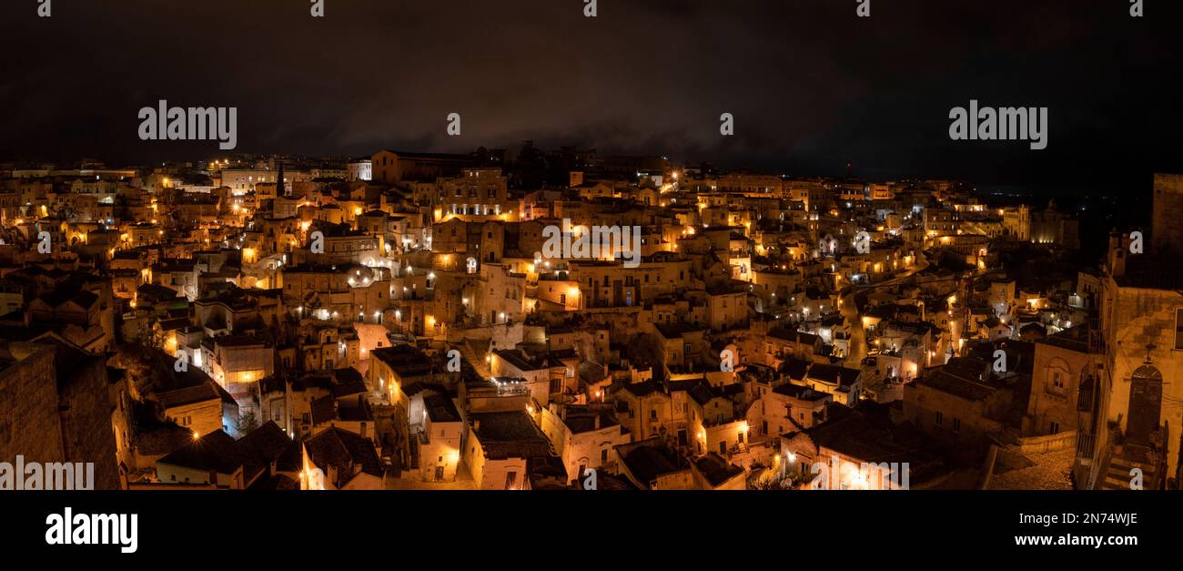 Vue panoramique de Sassi di Matera la nuit, Italie Banque D'Images