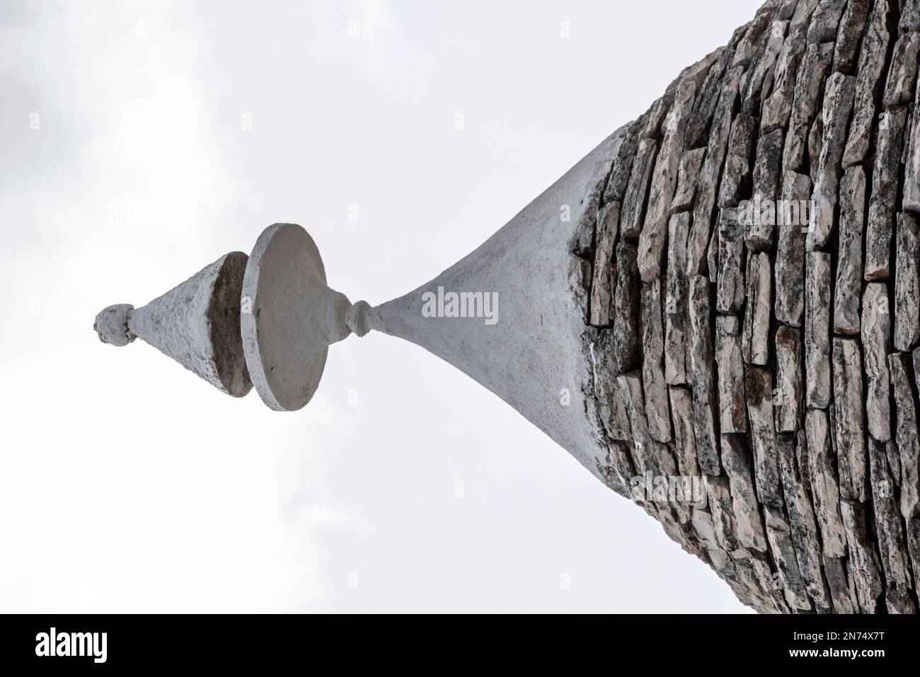 Toit typique en pierre pilée d'un trullo à Alberobello, Italie Banque D'Images