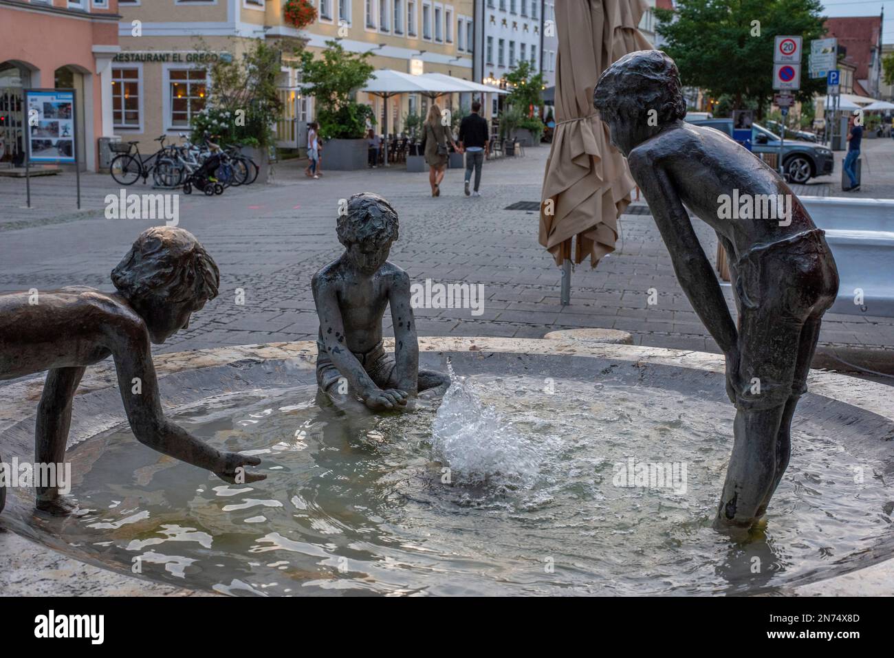 Une fontaine dans le centre de Landshut, avec des sculptures de jeux d'enfants, Allemagne Banque D'Images