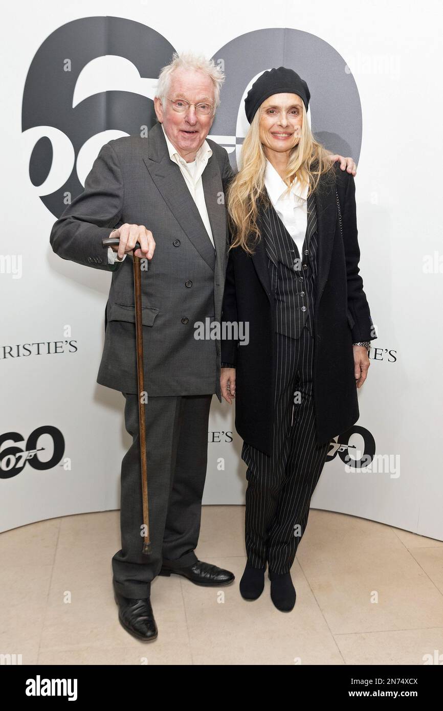 Photo du dossier datée du 28/09/22 de Maryam d'Abo et de son mari Hugh Hudson arrivant pour les soixante ans de l'enchère de James Bond à la maison de vente aux enchères de Christie, dans le centre de Londres. Hugh Hudson, le plus connu pour le film primé de l'Académie, Chariots of Fire, est décédé à l'âge de 86 ans, a déclaré une déclaration au nom de sa famille. Date de publication : vendredi 10 février 2023. Banque D'Images