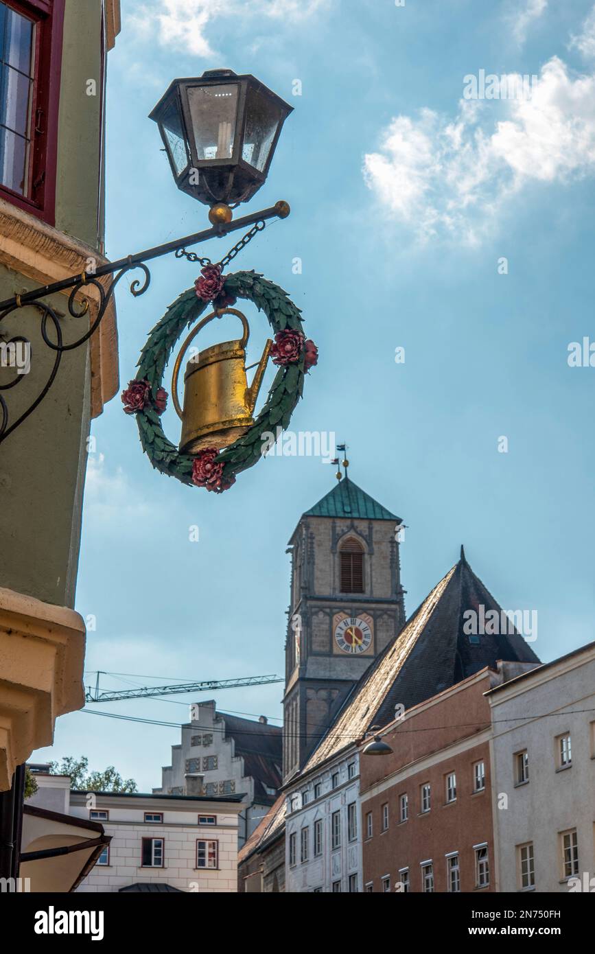 Panneau de l'ancien magasin historique sous une lampe de rue dans le centre-ville de Wasserburg en Bavière, Allemagne Banque D'Images