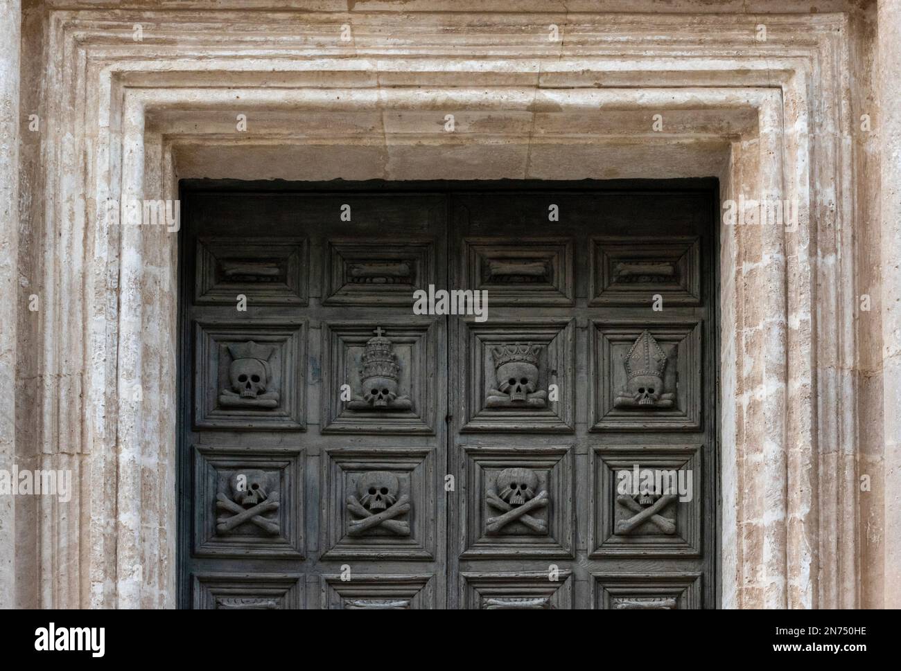 Vue rapprochée de la façade baroque de l'église de Purgatory à Matera, dans le sud de l'Italie Banque D'Images Vue rapprochée de la façade baroque de l'église de Purgatory à Matera, dans le sud de l'Italie Banque D'Images