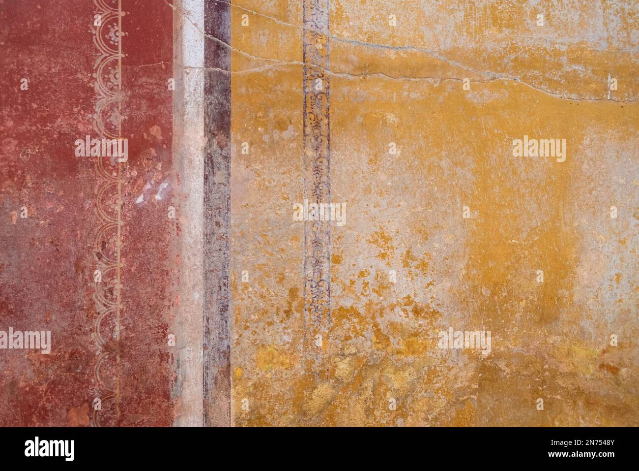Découpe d'une fresque colorée dans une ancienne villa romaine, dans le sud de l'Italie Banque D'Images