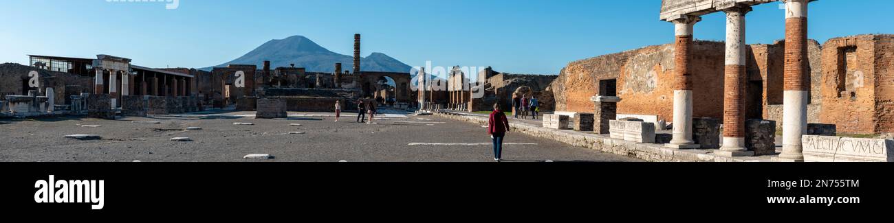 Forum emblématique dans l'ancienne ville de Pompéi, le Vésuve en arrière-plan, le sud de l'Italie Banque D'Images