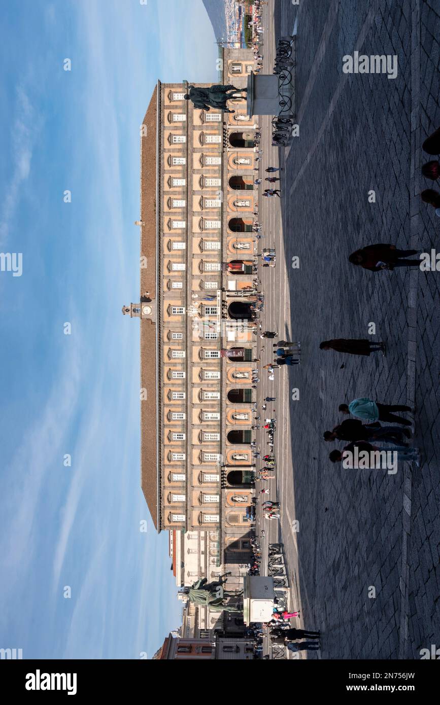 Façade du Palais Royal à Naples, dans le sud de l'Italie Banque D'Images Façade du Palais Royal à Naples, dans le sud de l'Italie Banque D'Images