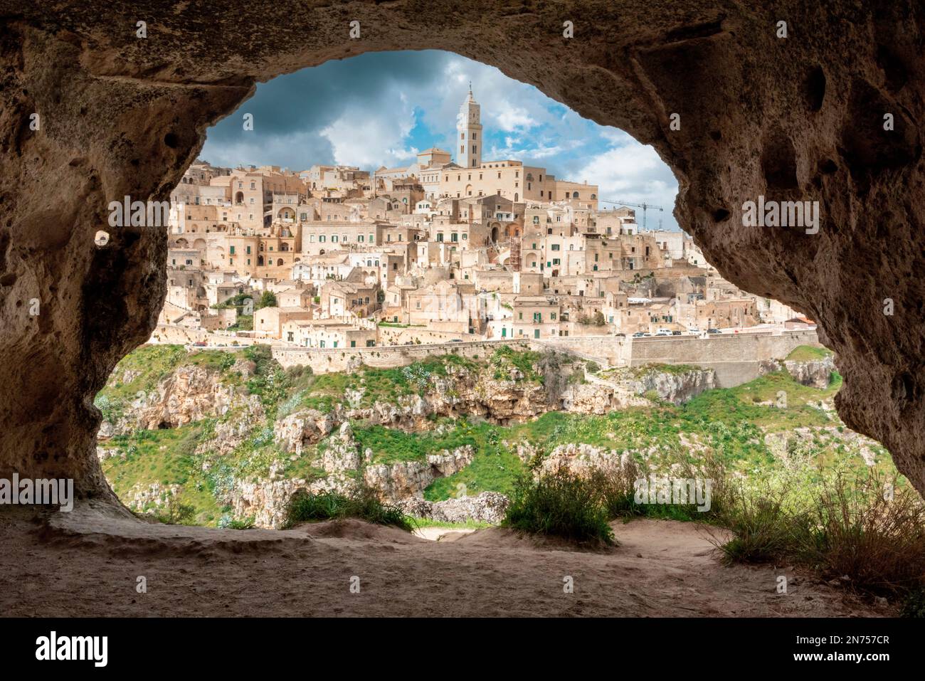 Vue panoramique du centre-ville historique avec sa cathédrale, photo prise d'une maison de grotte, Italie Banque D'Images