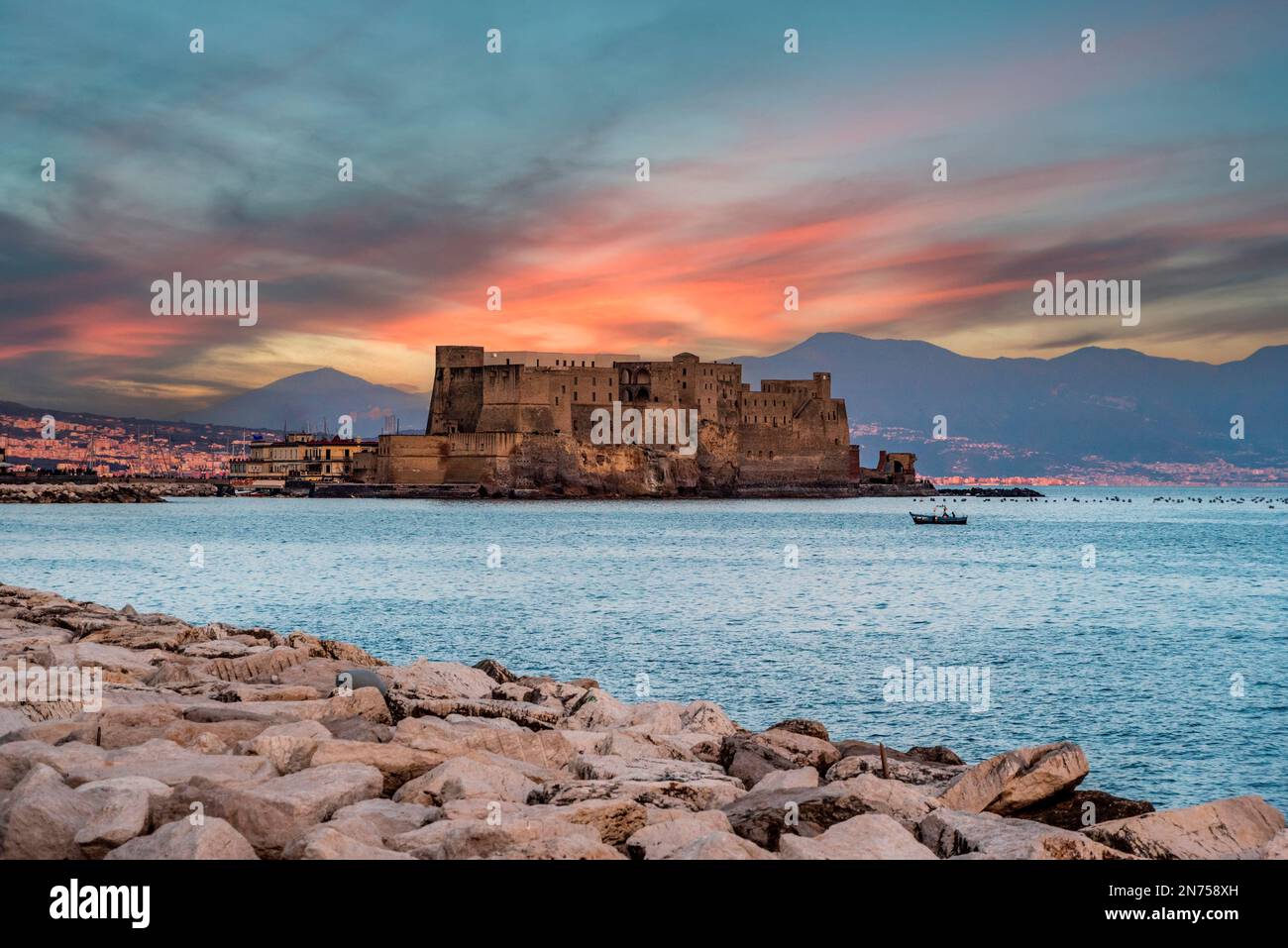 Lever du soleil sur le célèbre Castel dell'Ovo et le golfe de Naples, dans le sud de l'Italie Banque D'Images