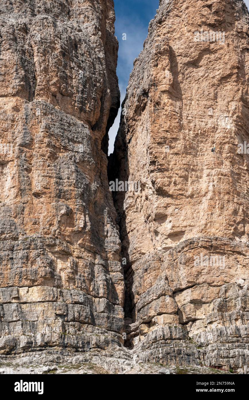 Alpinistes grimpant sur les 3 Zinnen dans les montagnes dolomites, le Tyrol du Sud Banque D'Images