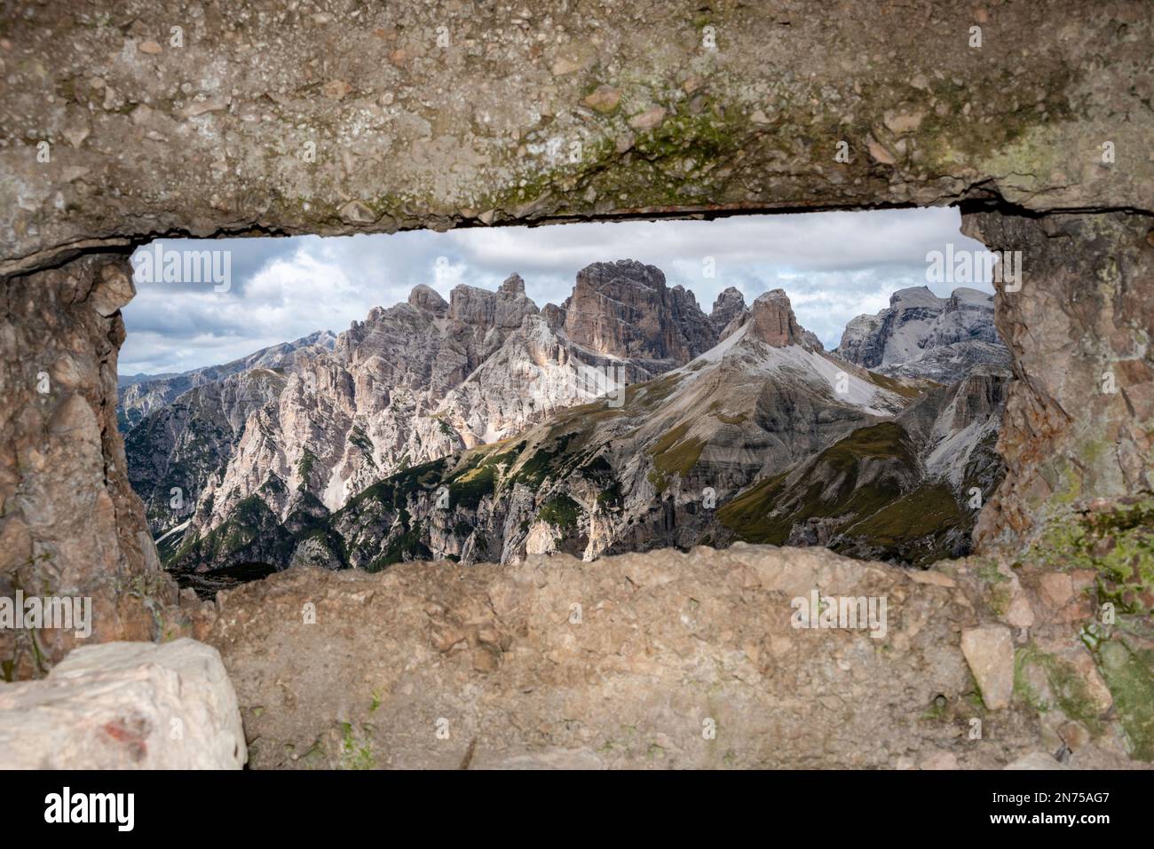 Vue à travers un vieux embrasure dans une forteresse alpine de la première Guerre mondiale, marquant l'ancienne frontière austro-italienne dans les Dolomites, Tirol du Sud Banque D'Images