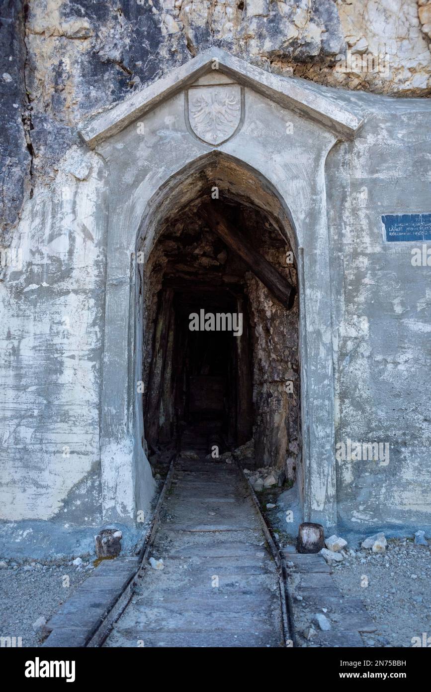 Vestiges d'un tunnel militaire sur le mont Piano dans les Alpes Dolomites, construit pendant la première Guerre mondiale, Tirol du Sud Banque D'Images