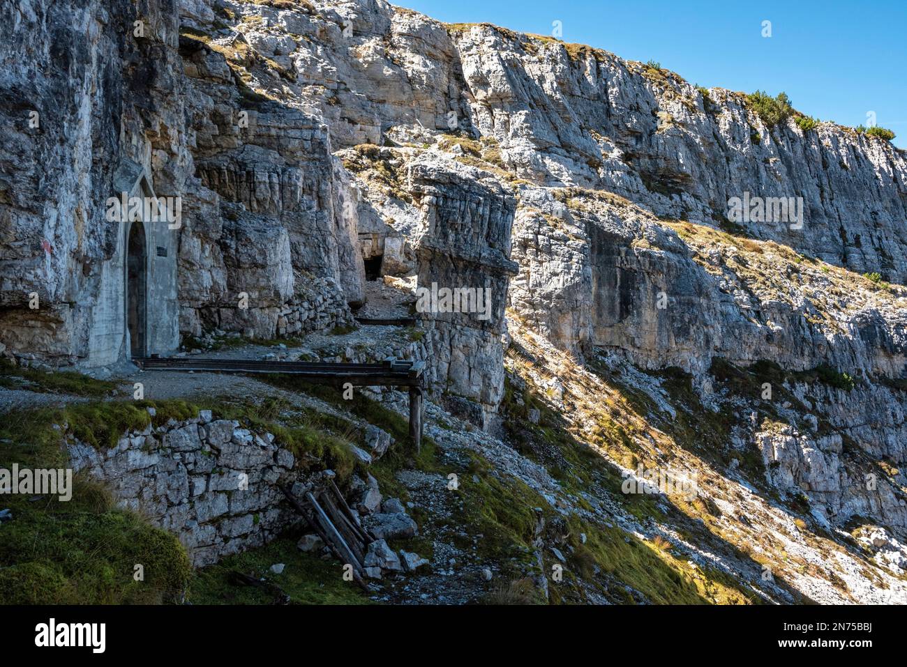 Vestiges d'un tunnel militaire sur le mont Piano dans les Alpes Dolomites, construit pendant la première Guerre mondiale, Tirol du Sud Banque D'Images