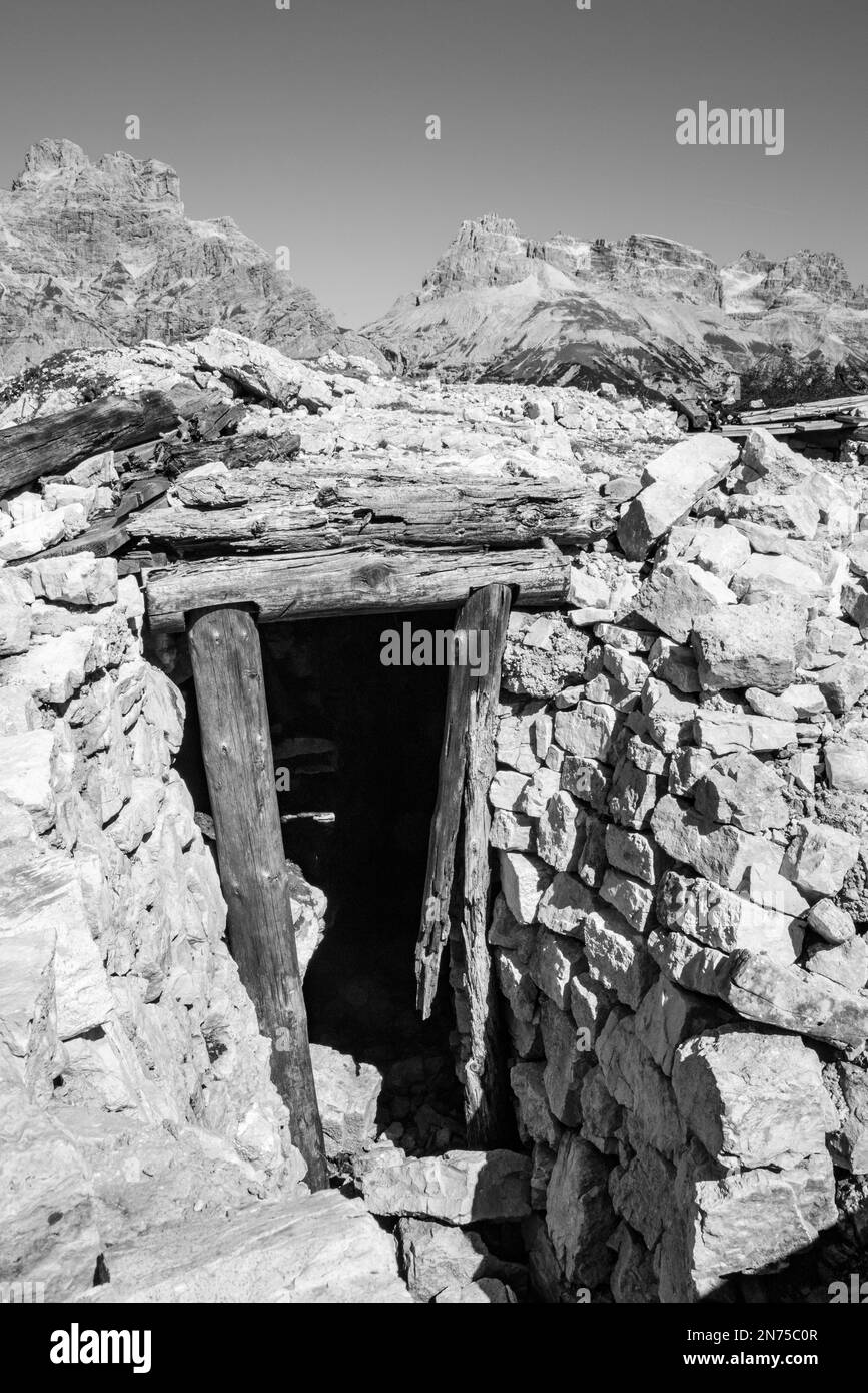 Vestiges de fortifications militaires sur le mont Piano dans les Alpes Dolomites, construits pendant la première Guerre mondiale, le Tyrol du Sud Banque D'Images