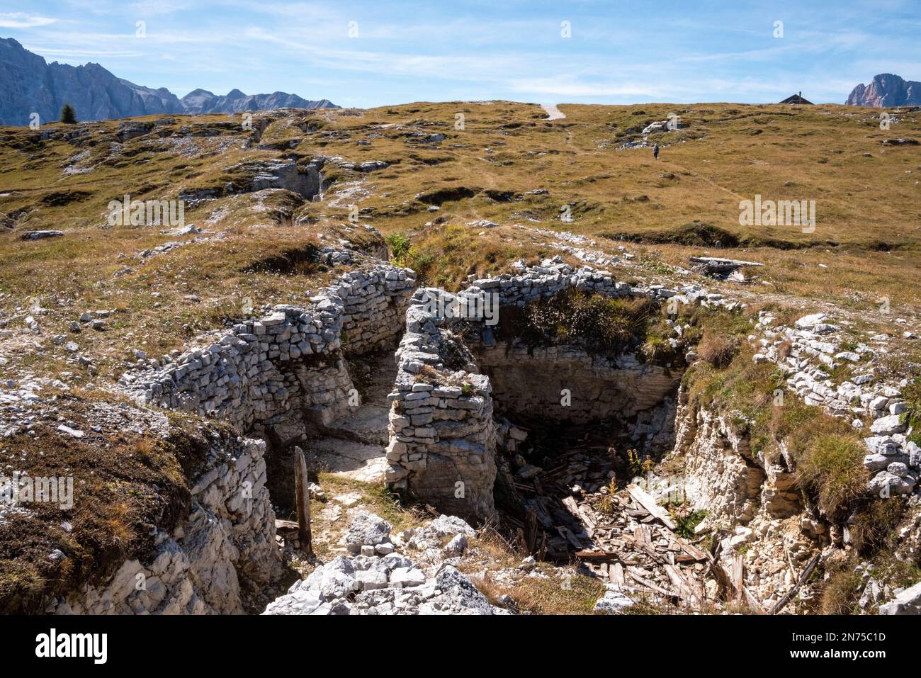 Vestiges de tranchées militaires sur le mont Piano dans les Alpes Dolomites, construits pendant la première Guerre mondiale, le Tyrol du Sud Banque D'Images