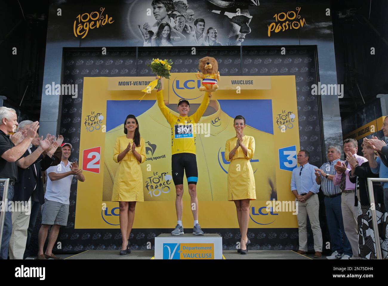 celebrates on the podium of the fifteenth stage of the Tour de France cycling race over 242.5 kilometers (150.7 miles) with start in in Givors and finish on the summit of Mont Ventoux pass, France, Sunday July 14, 2013. The riders climbed to an altitude of 1912 meters (6,273 Feet) tackling Mont Ventoux pass at the end of the longest stage of the 100th Tour de France edition. (AP Photo/Christophe Ena) Banque D'Images