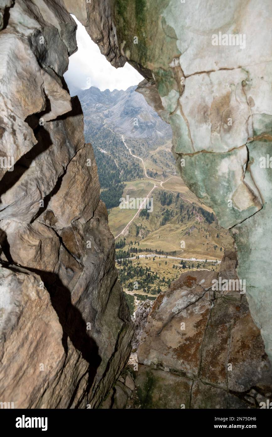 Vue d'une faille des tunnels du Mont Lagazuoi, construits pendant la première Guerre mondiale, les Alpes Dolomites dans le Tyrol du Sud Banque D'Images