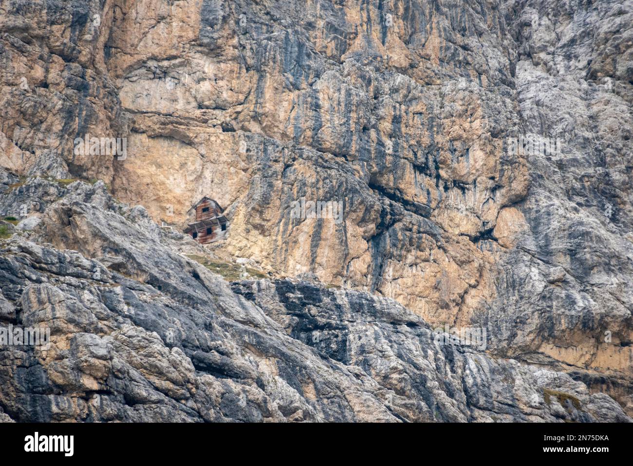 Une ancienne caserne militaire en bois sur un mur de montagne au Mont Lagazuoi, faisant partie d'un système de défense de la première Guerre mondiale dans les Alpes Dolomites, Pronvince autonome du Tyrol du Sud Banque D'Images Une ancienne caserne militaire en bois sur un mur de montagne au Mont Lagazuoi, faisant partie d'un système de défense de la première Guerre mondiale dans les Alpes Dolomites, Pronvince autonome du Tyrol du Sud Banque D'Images
