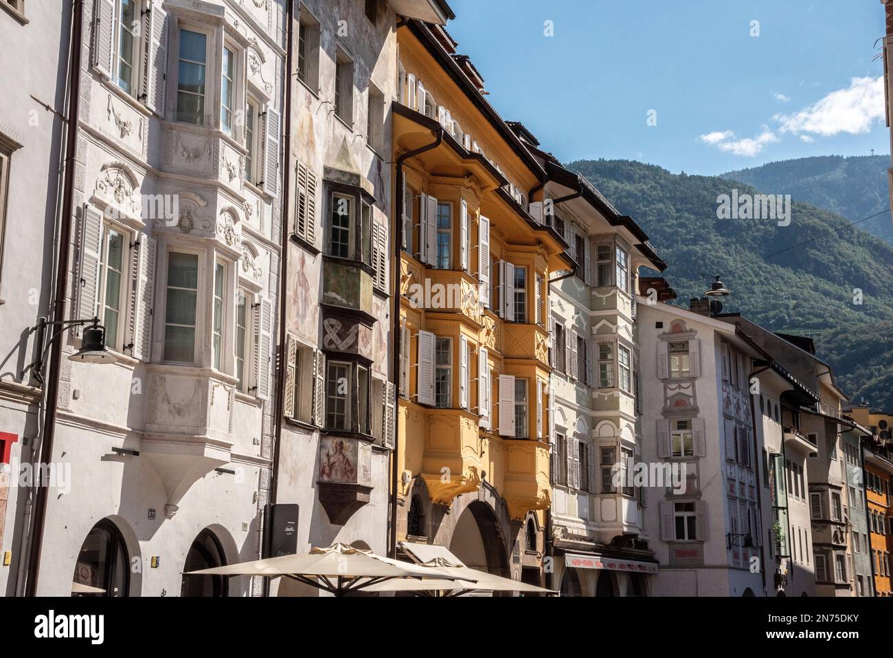 Vieilles maisons résidentielles dans le centre-ville de Bozen, province autonome du Tyrol du Sud en Italie Banque D'Images