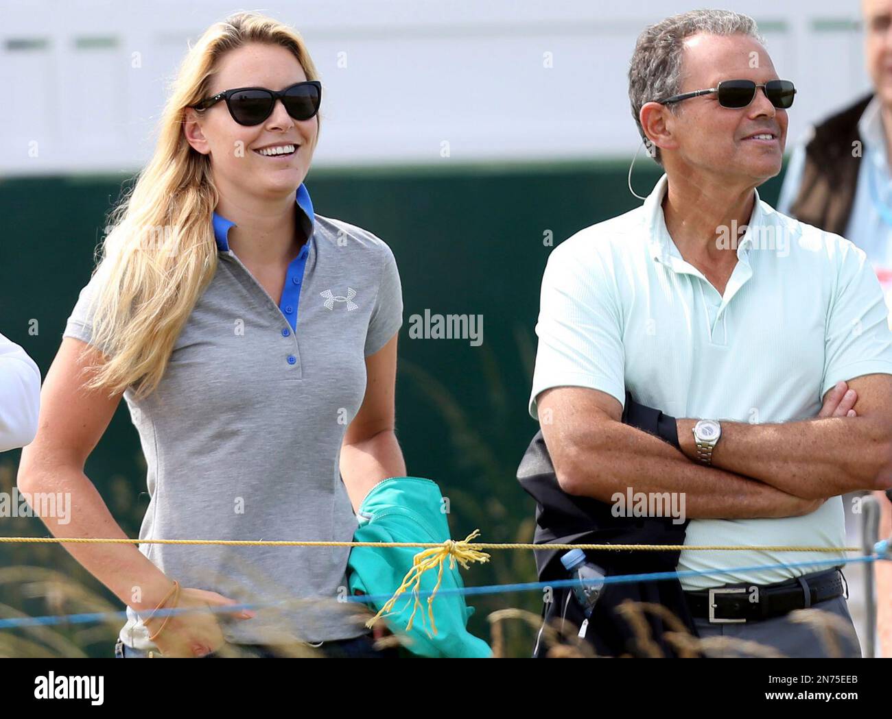 US skier Lindsey Vonn, left, watches her boyfriend Tiger Woods, as he plays a practice round ahead of the British Open Golf Championship, Muirfield, Scotland Sunday, July 14, 2013. The British Open begins on Thursday July 18. (AP Photo/Scott Heppell) Banque D'Images