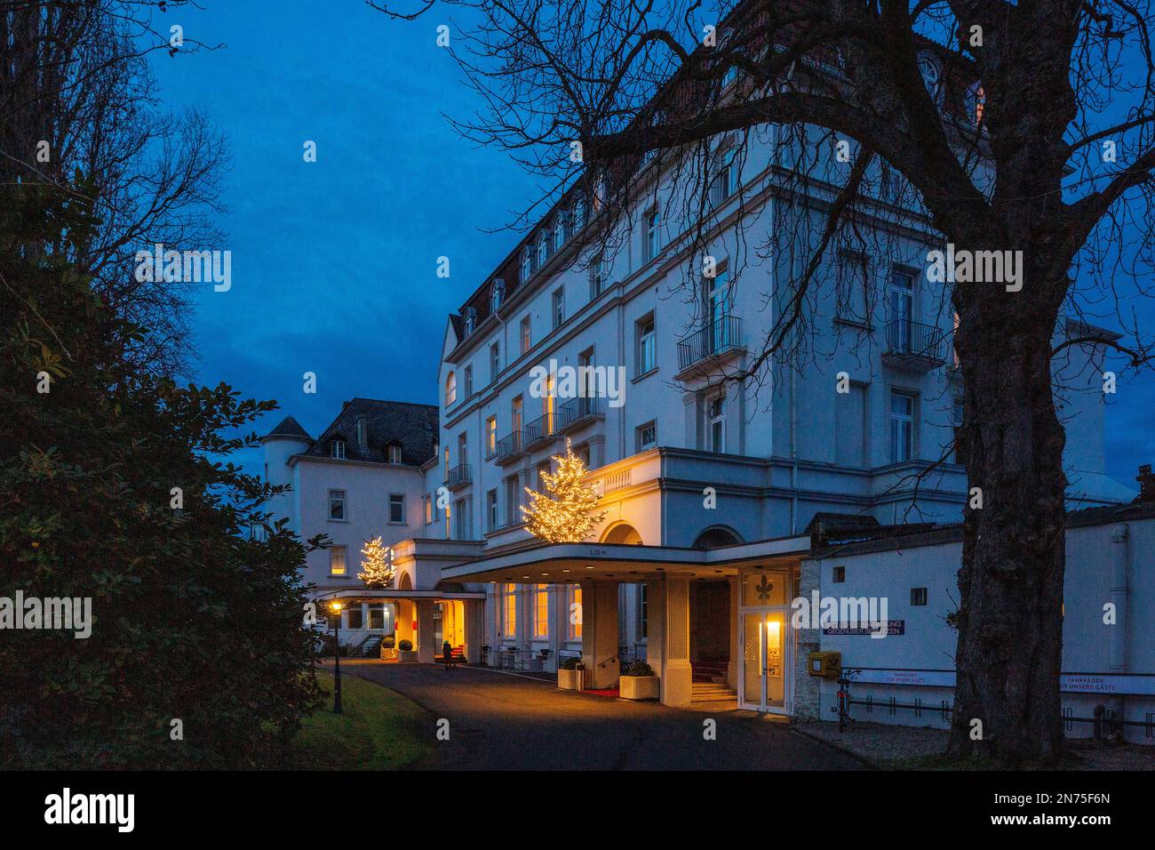 Allemagne, Bonn, Rhin, Sieg, Kottenforst, Parc naturel de Rhénanie, Rhénanie-du-Nord-Westphalie, NRW, Bonn - Bad Godesberg, Bonn-Ruengsdorf, Rheinhotel Dreesen, Das Weisse Haus am Rhein, entrée de l'hôtel, atmosphère de soirée, prise de vue de nuit, heure bleue, Éclairage, décoration de Noël Banque D'Images