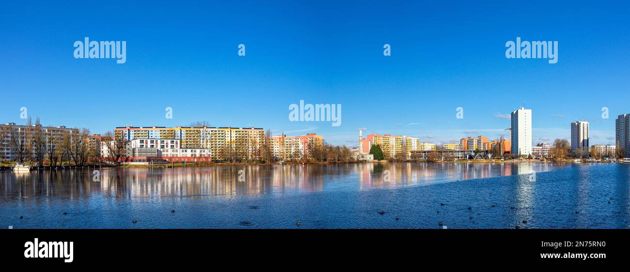 Vue panoramique sur la Havel jusqu'à Potsdam Havel Bay avec gratte-ciels la rivière partiellement gelée devant le ciel bleu Banque D'Images