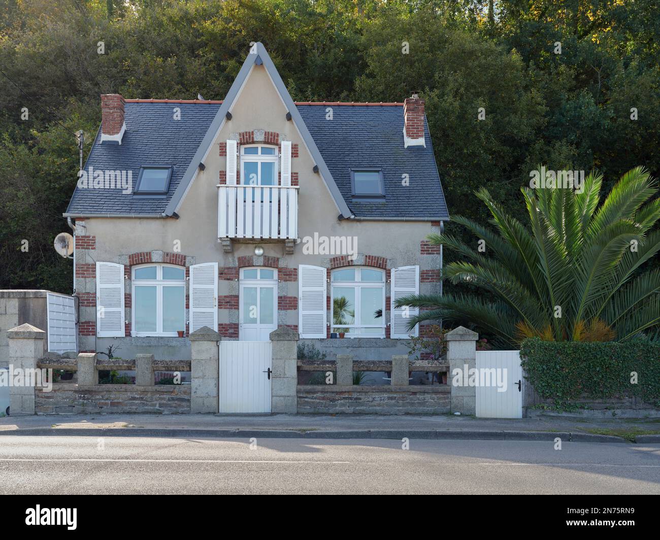 Une maison de vacances sur le front de mer de Saint-Efflam - département Côte-d'Armor, Bretagne, France Banque D'Images