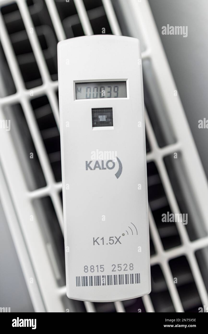 Le distributeur de coût de chauffage électrique est placé sur le radiateur,  l'écran affiche la valeur de consommation de l'année précédente, l'image de  symbole, lire le distributeur de coût de chauffage Photo