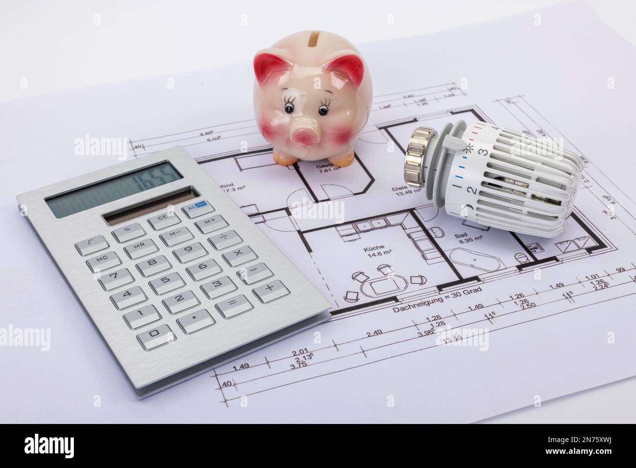Banc de piggy, calculatrice, thermostat de radiateur, mentir sur le dessin de construction, image de symbole, bâtiment, coûts d'énergie, augmentation des coûts de chauffage, arrière-plan blanc, Banque D'Images