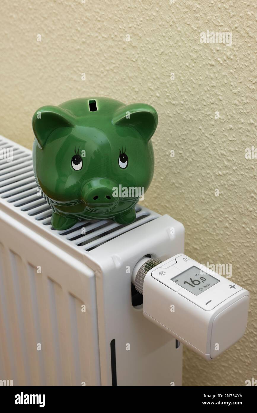 Rampe verte sur radiateur, thermostat de radiateur WLAN FRITZ! DECT 302, affichage de 1ö°C., image de symbole, économie, économie d'énergie, coûts énergétiques, augmentation des coûts de chauffage, mise en réseau, numérique, technologie smart home, arrière-plan lumineux, Banque D'Images