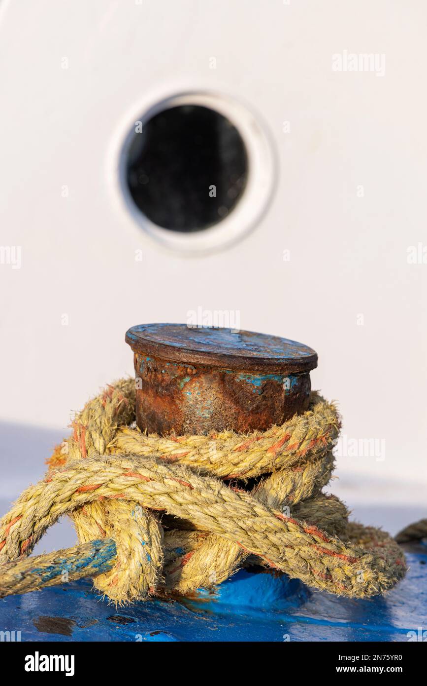 Navire rouillé avec corde sur couteau de pêche, détail, dans le port de Dorum, Dorum-Neufeld, district de Cuxhaven, Basse-Saxe, Banque D'Images