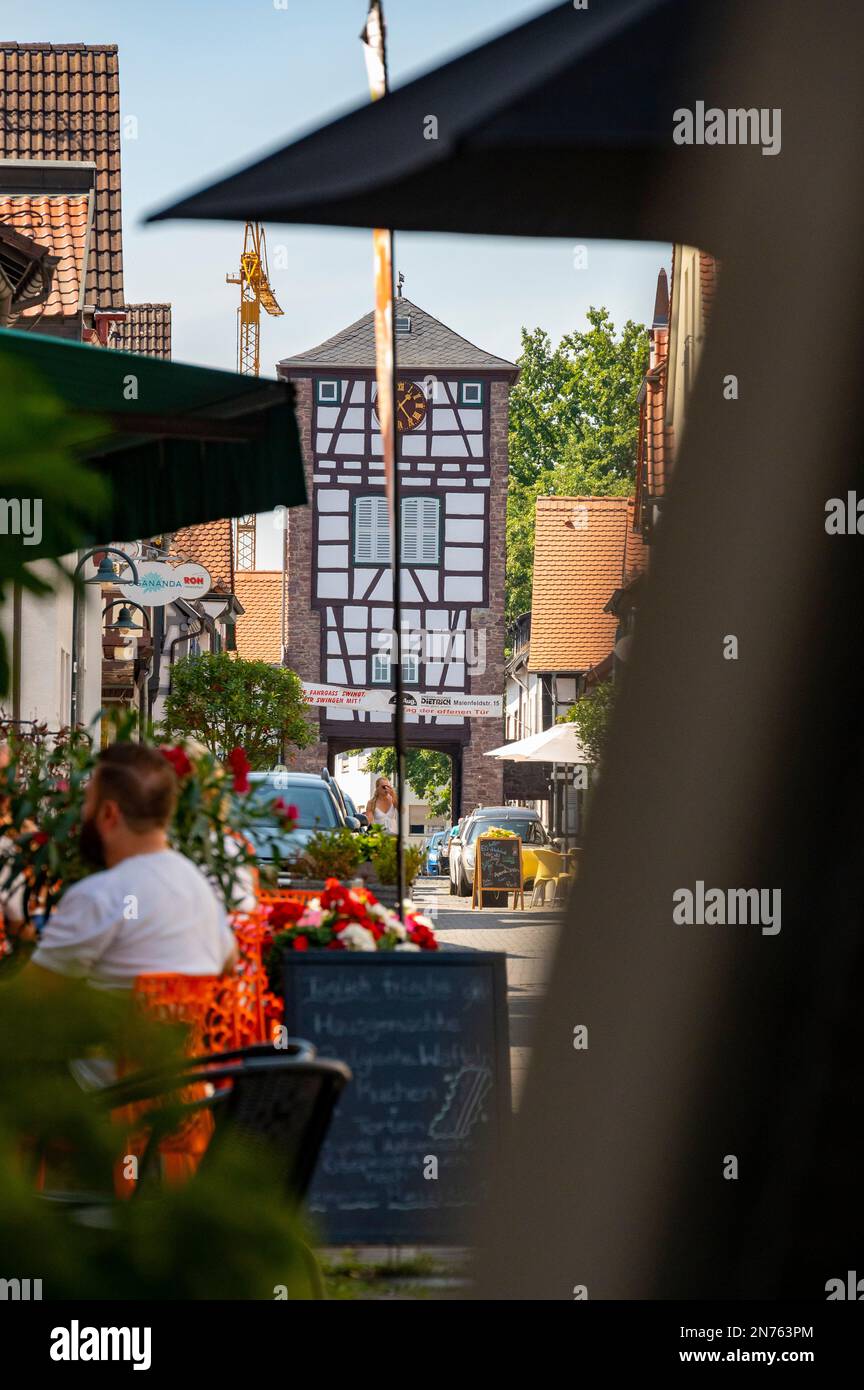 Allemagne, Hesse, Dreieichenhain, Dreieichenhainer Altstadt, la Table - manger et boire Banque D'Images