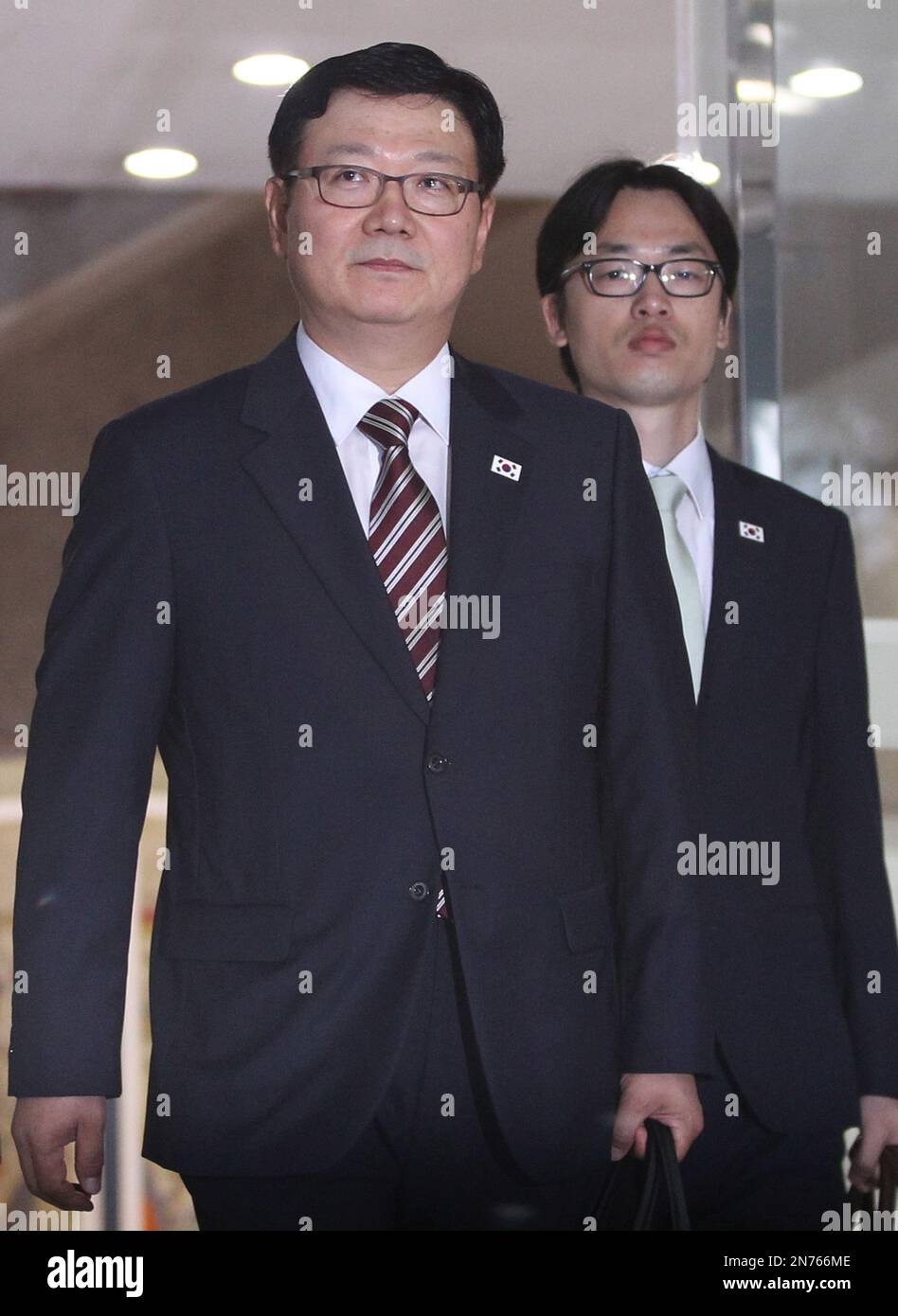 Suh Ho, left, the head of South Korea's working-level delegation, walks to leave for North Korea's Kaesong city at the Office of the South Korea-North Korea Dialogue in Seoul, South Korea, Wednesday, July 10, 2013. North and South Korea will meet Wednesday to hold talks on restarting a joint industrial complex at Kaesong. (AP Photo/Ahn Young-joon) Banque D'Images