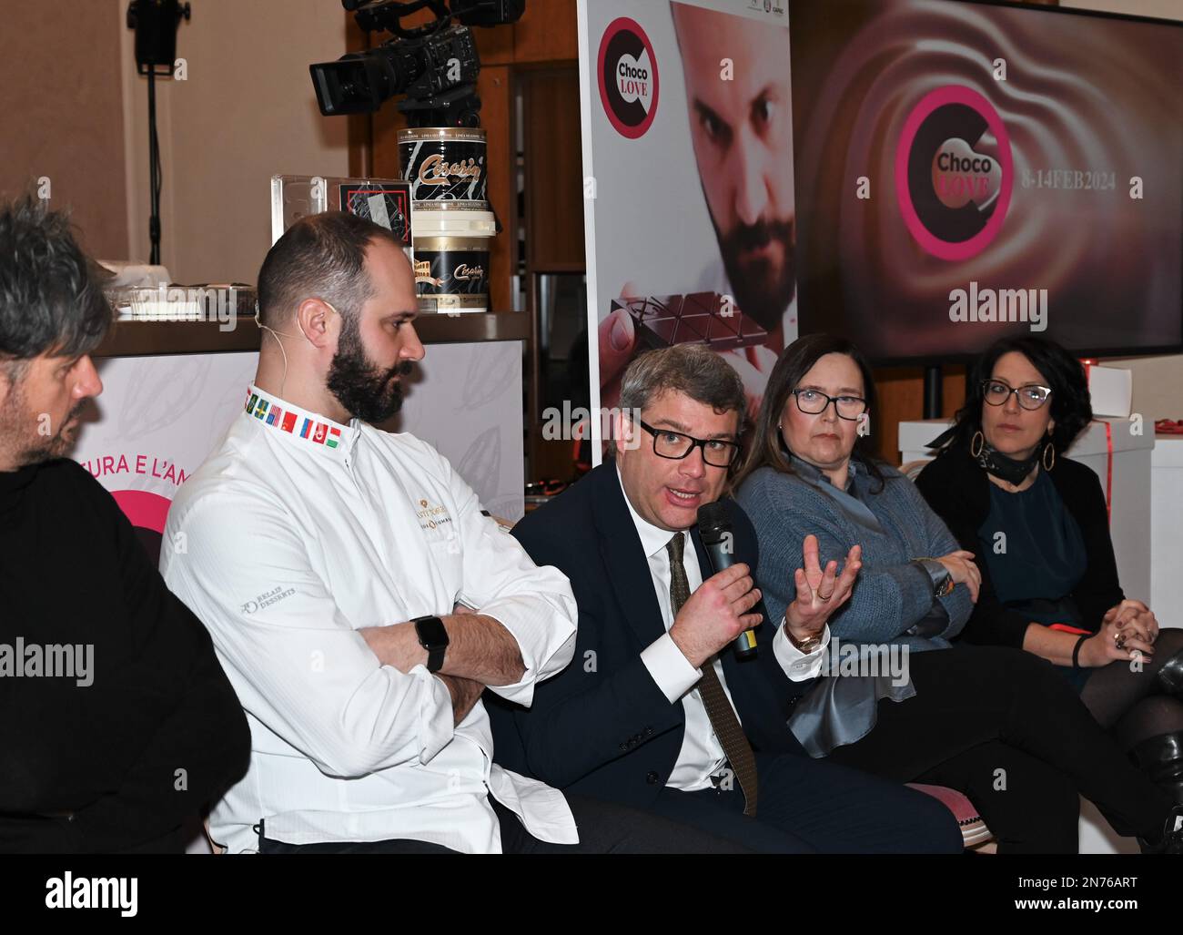 Milan, Italie. 10th févr. 2023. Milan, Italie CHOCOLOVE premier événement sur la culture et l'amour pour le chocolat organisé par Davide Comaschi Maître Chocolatier au Palazzo Bovara du 10 au 12 février avec la participation de chefs de pâtisserie italiens dans la photo:Marco Barbieri secrétaire général de Confcommercio Milano Lodi Brianza, Davide Comaschi, Chef pendant la présentation crédit: Agence de photo indépendante/Alamy Live News Banque D'Images