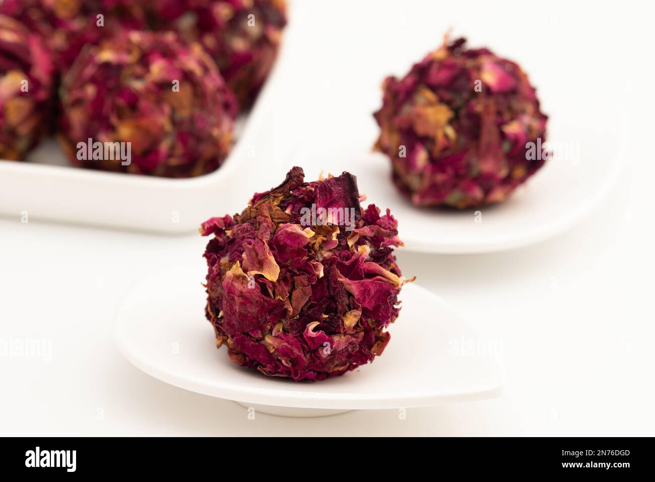 Rose fruits secs Laddu ou Gulkand Ladoo fait d'amandes, pistache, noix, noix de cajou, pista, Gulab Jal et pétales de rose. Thème alimentaire pour Deepavali, R Banque D'Images