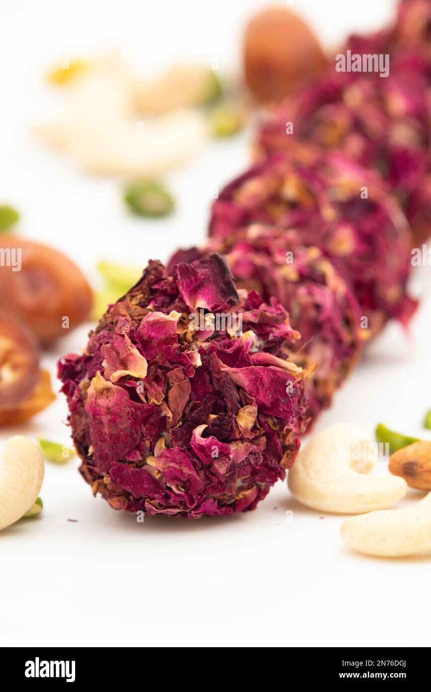 Rose fruits secs Laddu ou Gulkand Ladoo fait d'amandes, pistache, noix, noix de cajou, pista, Gulab Jal et pétales de rose. Thème alimentaire pour Deepavali, R Banque D'Images