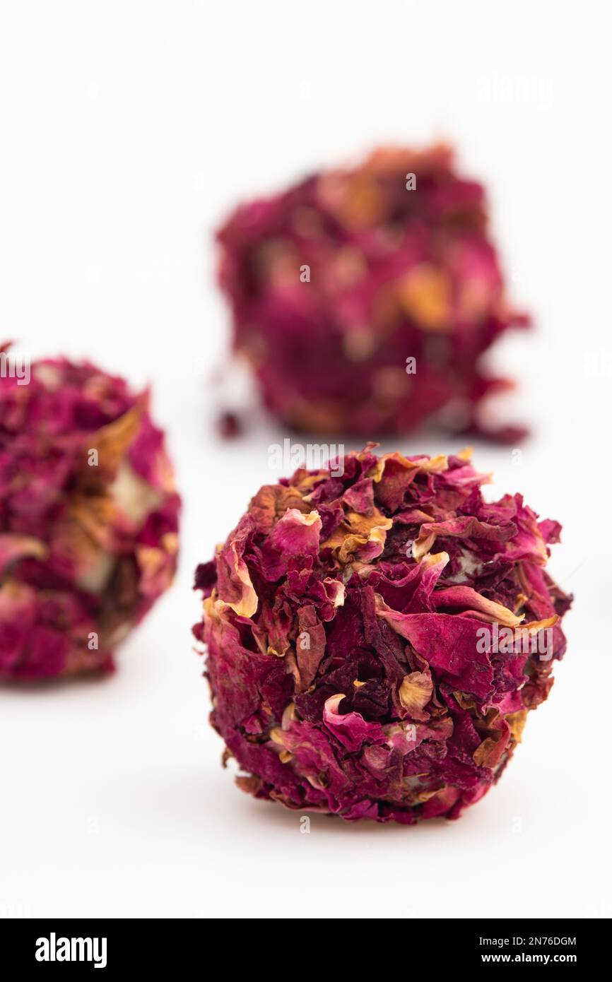 Rose fruits secs Laddu ou Gulkand Ladoo fait d'amandes, pistache, noix, noix de cajou, pista, Gulab Jal et pétales de rose. Thème alimentaire pour Deepavali, R Banque D'Images