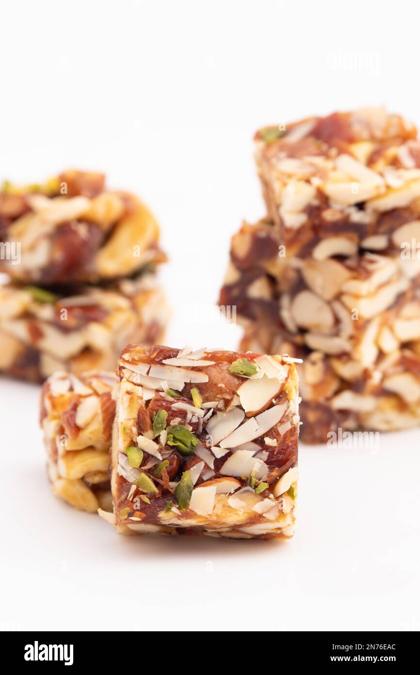 Khajur Barfi ou Khajoor fruits secs Burfi faits de dates, Anjeer, Kaju, noix de cajou, raisins secs, Kismis, Pista, graines de pavot, amandes, pistache, Badam, Maw Banque D'Images