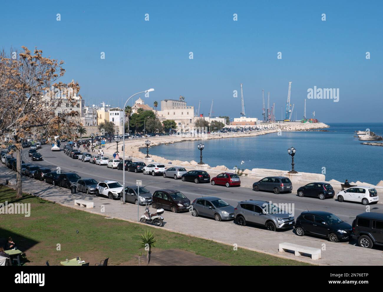 BARI, ITALIE - 30 OCTOBRE 2021: Front de mer de Lungomare Imperatore Augusto rue à Bari, Italie avec port en arrière-plan Banque D'Images