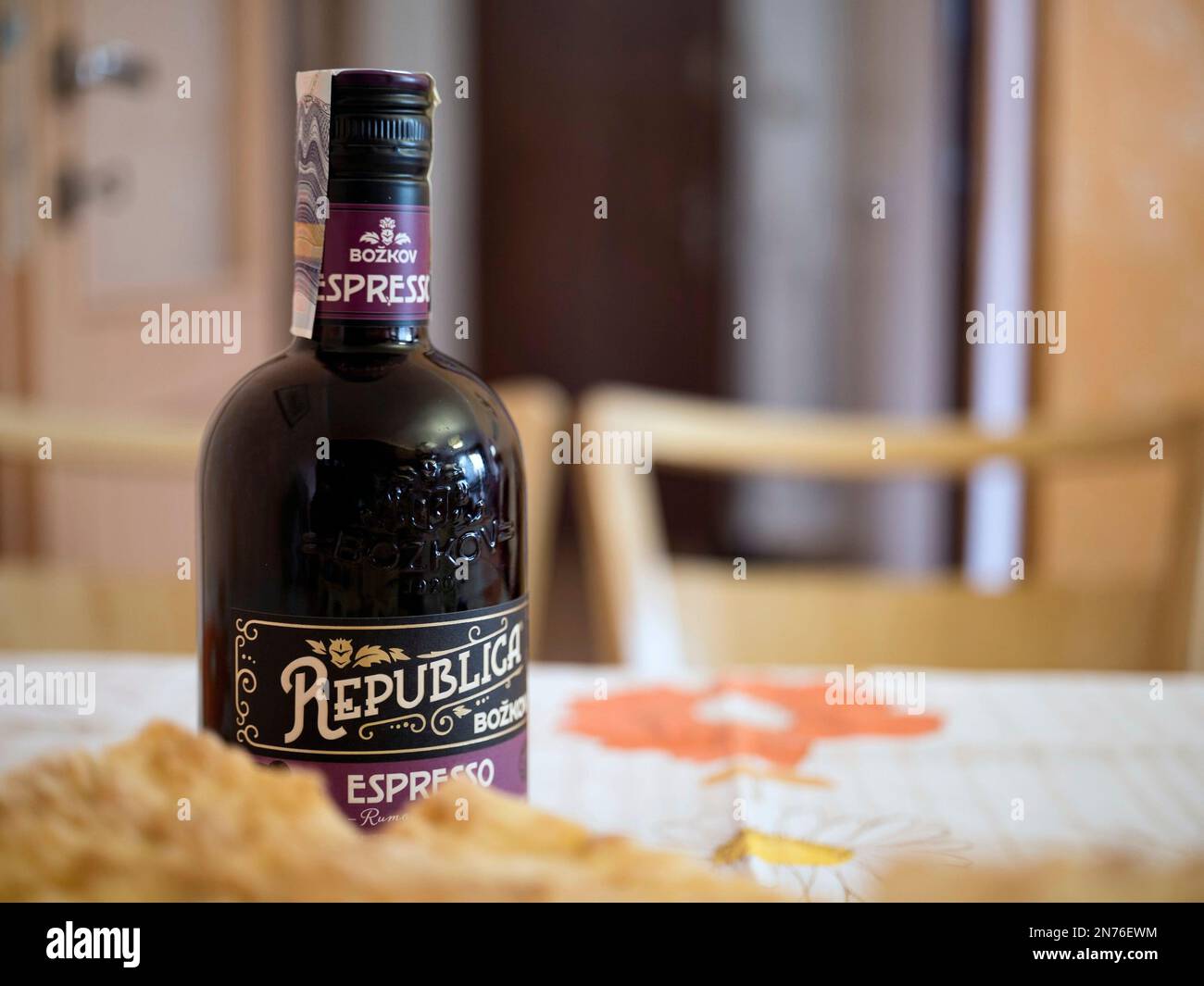 KARVINA, RÉPUBLIQUE TCHÈQUE - 11 NOVEMBRE 2021 : bouteille d'alcool au rhum Espresso Bozkov Republica sur une table Banque D'Images