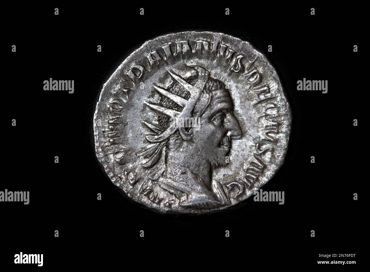 Pièce romaine ancienne isolée avec un fond noir montrant le visage de l'empereur Banque D'Images