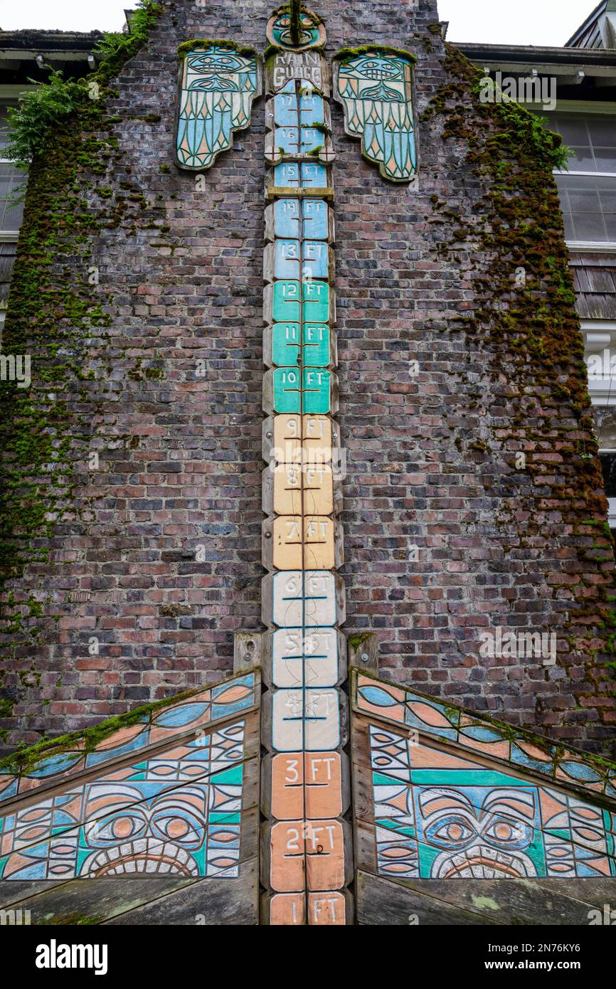 Quinault, Washington, États-Unis. Jauge de pluie à l'extérieur du Quinault Lodge, en forme de totem. Banque D'Images