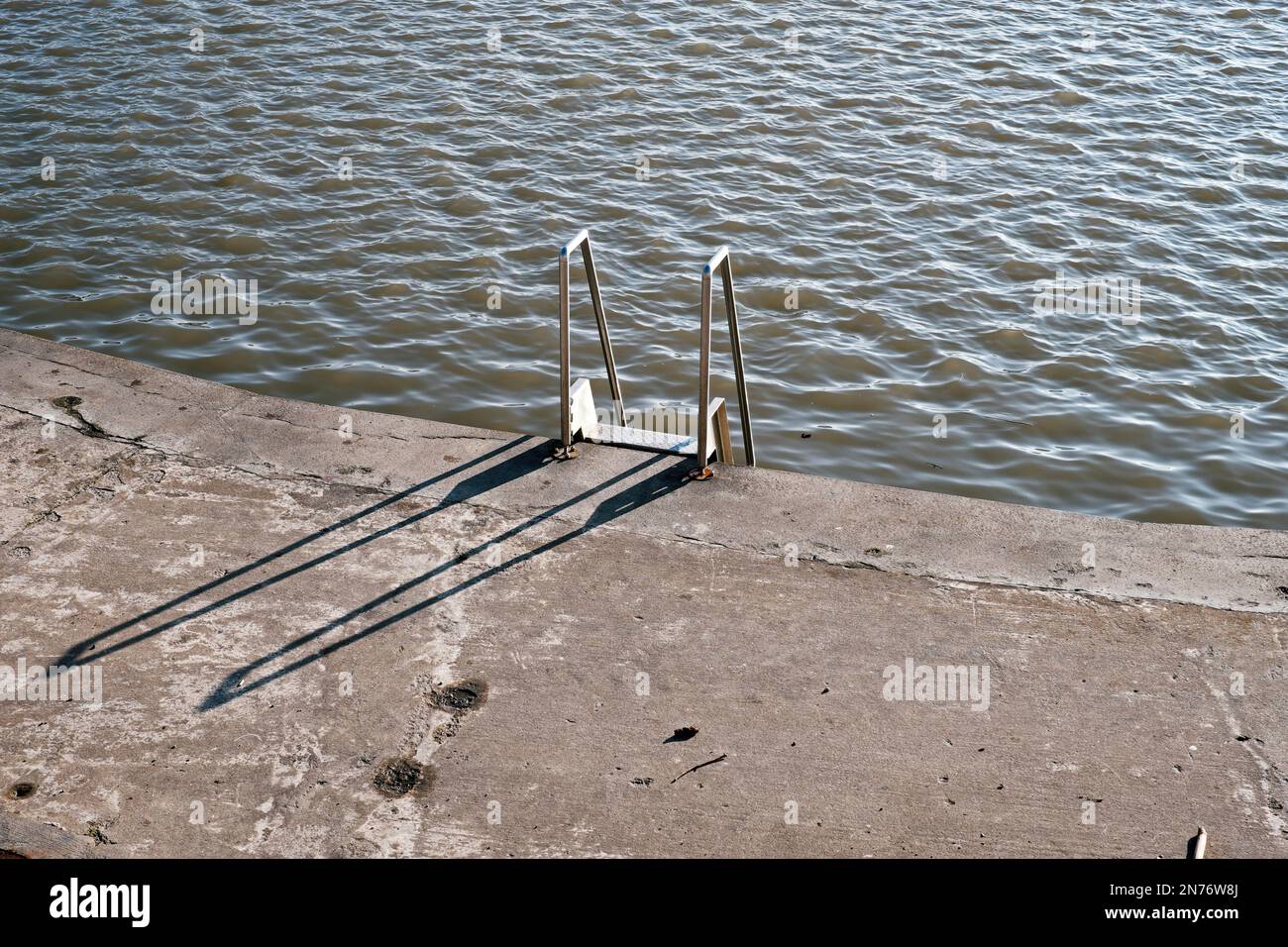 Une échelle permettant aux nageurs de monter et de descendre du lac Marine à Weston-super-Mare, Royaume-Uni Banque D'Images