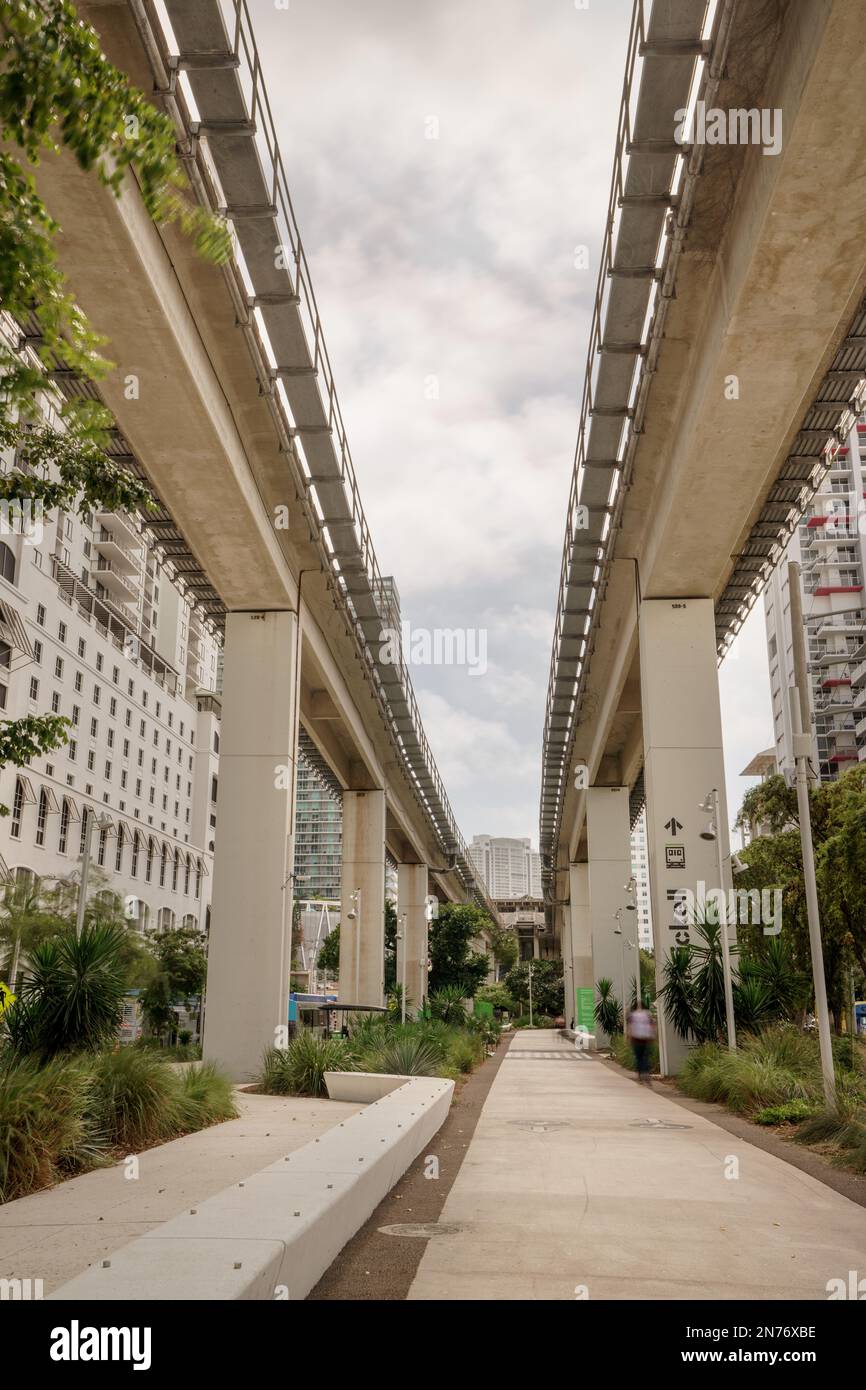 Soulignez la marche et le vélo de Miami sous les pistes de tramway Miami Metrorail Banque D'Images