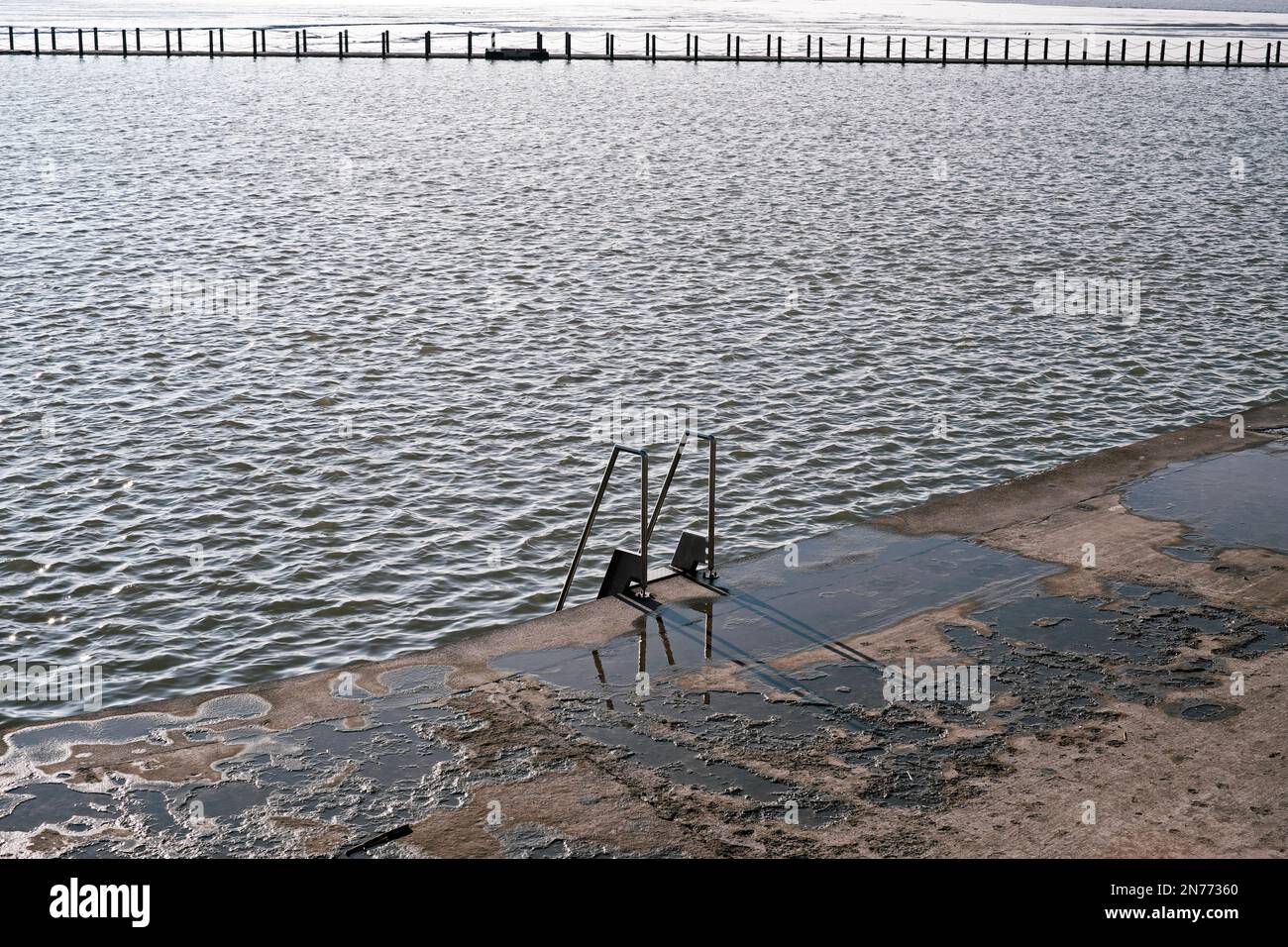 Une échelle permettant aux nageurs de monter et de descendre du lac Marine à Weston-super-Mare, Royaume-Uni Banque D'Images