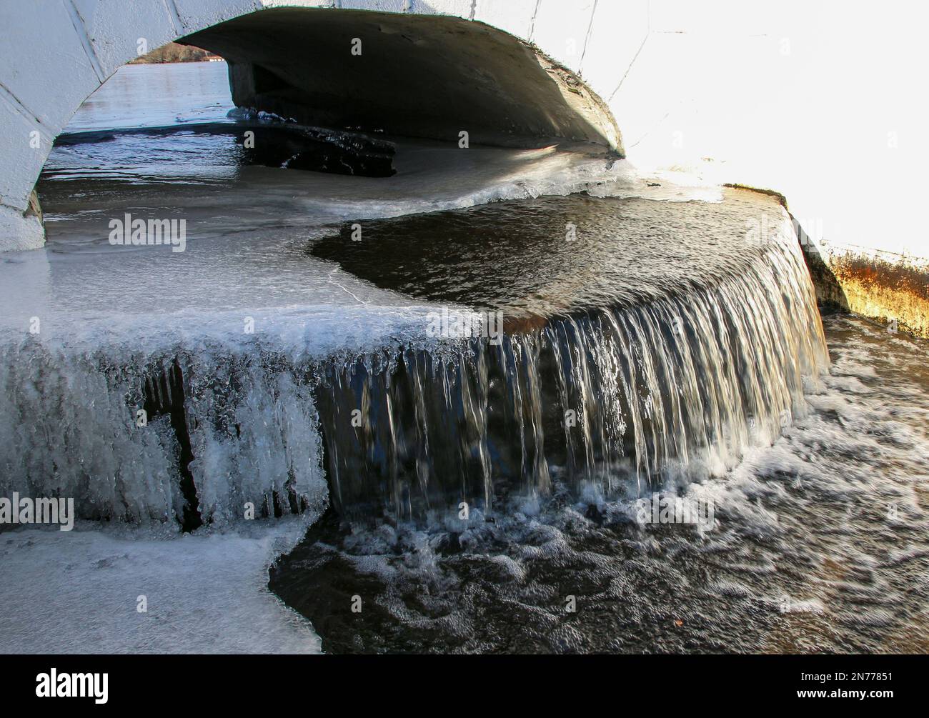 Gros plan de glace qui s'est formée dans la chute d'eau du parc du lac Argyle dans le village de Babylone en raison d'un froid extrême inférieur à zéro en février 2023. Banque D'Images