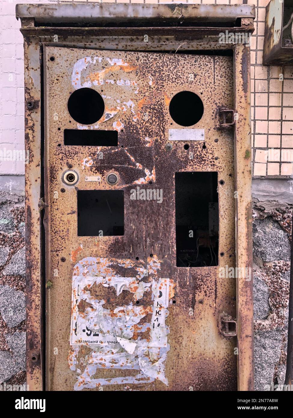 panneau électrique vieux rouillé, ressemble à un robot vintage Banque D'Images