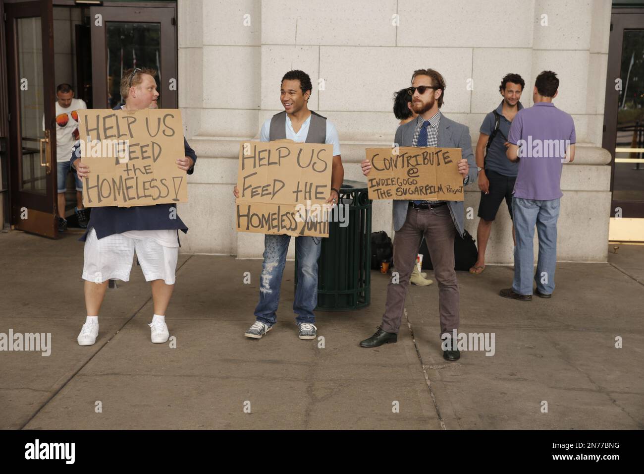 Cast and crew of "Sugar" writer-director Rotimi Rainwater, Corbin Bleu and Producer Peter Simon beg for money for homeless youth at Untion Station on Thursday June 27, 2013, in Washington DC. (Todd Williamson/Invision/AP Images) Banque D'Images