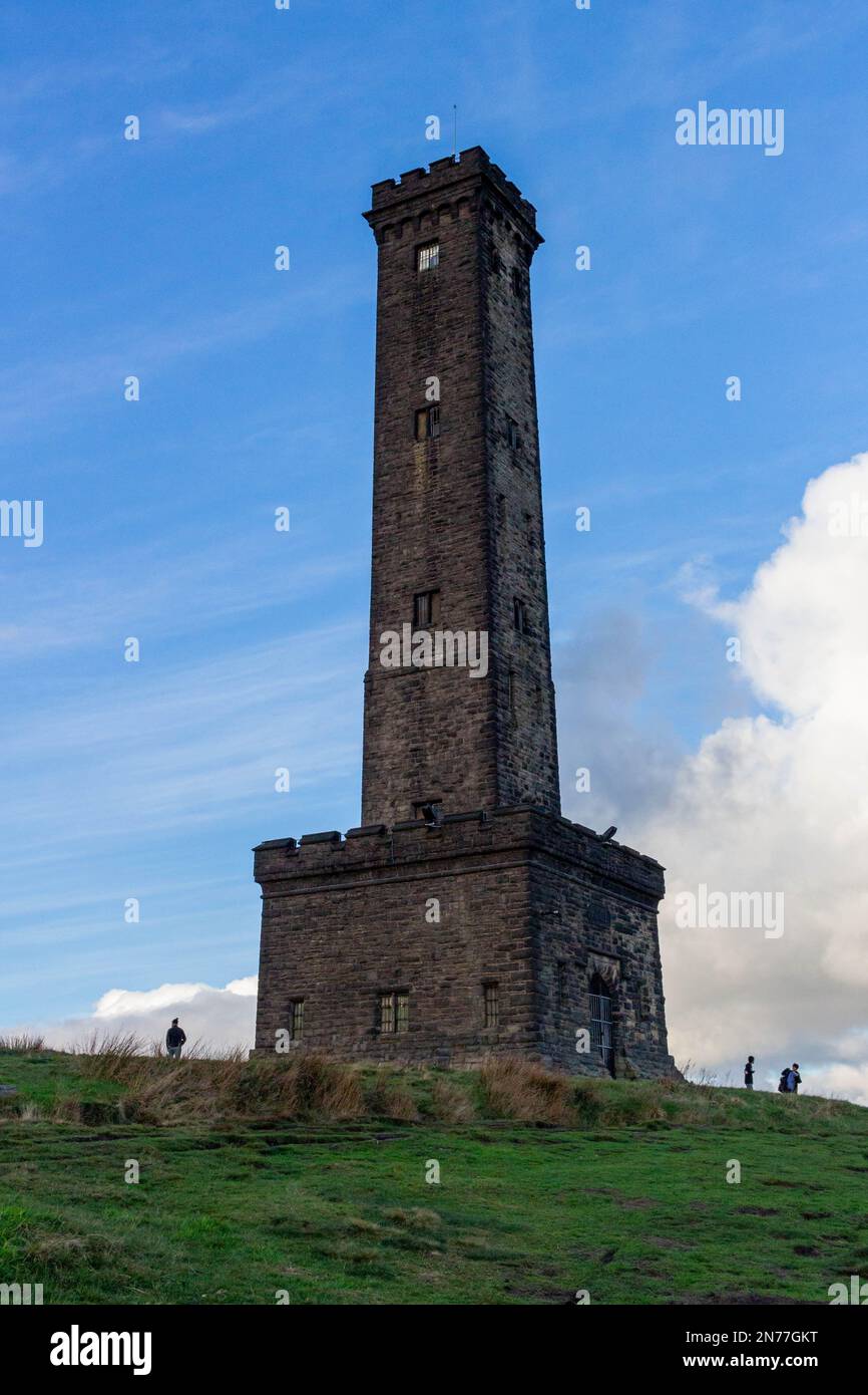 La tour du monument commémoratif de Peel Monument contre le ciel bleu à Holcombe, en Angleterre Banque D'Images