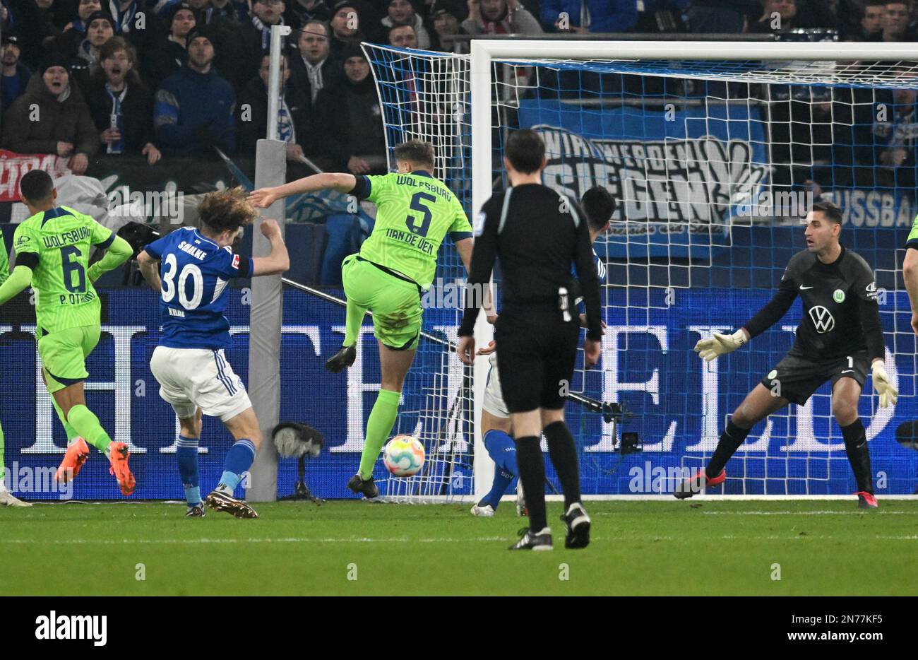 Gelsenkirchen, Allemagne. 10th févr. 2023. Football, Bundesliga, FC Schalke 04 - VfL Wolfsburg, Matchday 20, Veltins Arena. Alex Kral (2.vl) de Schalke contre le gardien de but Koen Casteels de Wolfsburg. L'objectif est déclaré non valide par le VAR en raison d'une position non prise en compte. NOTE IMPORTANTE: Conformément aux règlements de la DFL Deutsche Fußball Liga et de la DFB Deutscher Fußball-Bund, il est interdit d'utiliser ou d'avoir utilisé des photos prises dans le stade et/ou du match sous forme de séquences d'images et/ou de séries de photos de type vidéo. Credit: Bernd Thissen/dpa/Alay Live News Banque D'Images