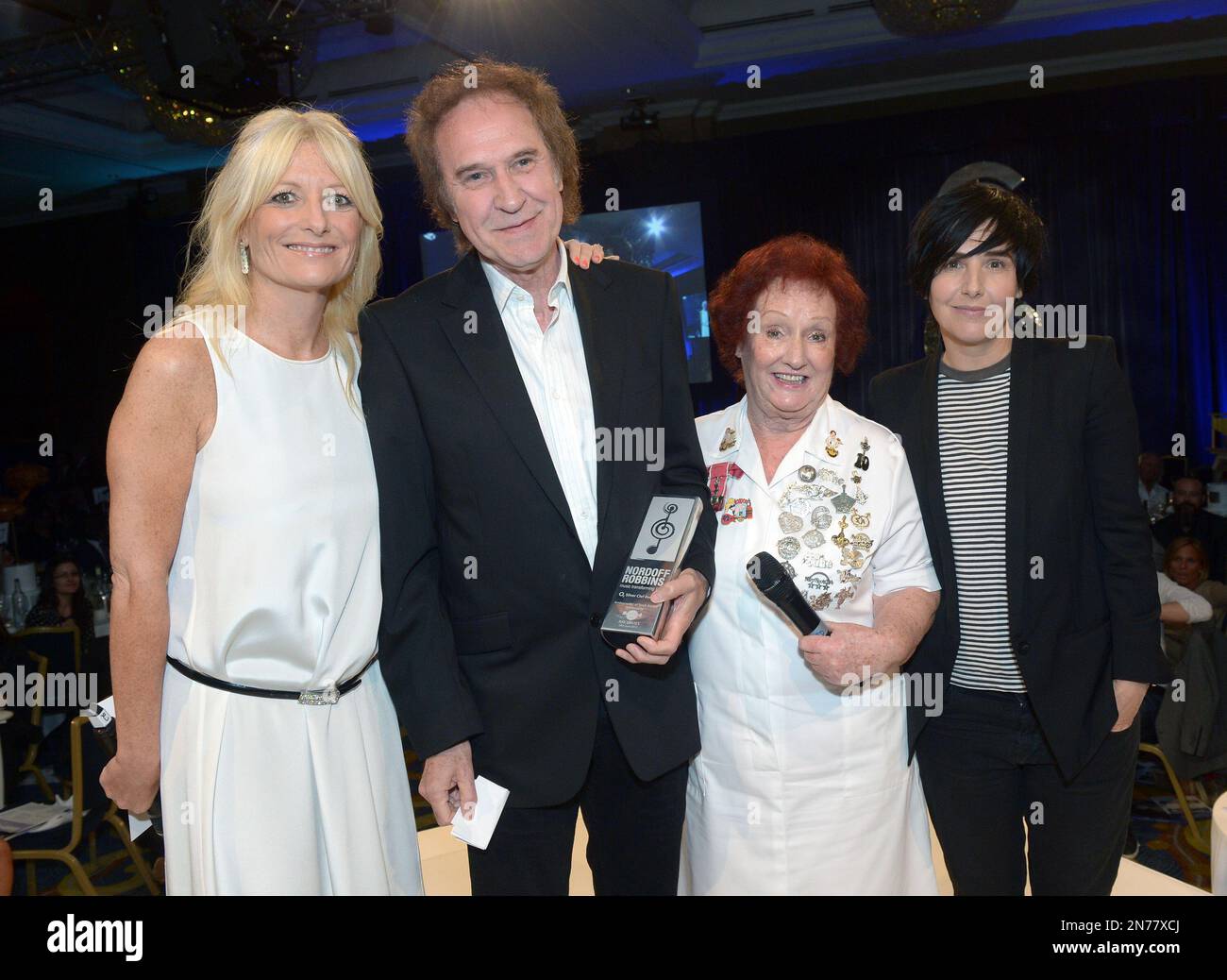 Gaby Roslin, Ray Davies, Rita Gilligan, Hard Rock Cafe Cultural Attachee and Charleen Spiteri at Nordoff Robbins O2 Silver Clef Awards 2013 at the London Hilton on Friday, June 28, 2013, in London. (Photo by Jon Furniss/Invision for O2/AP Images) Banque D'Images
